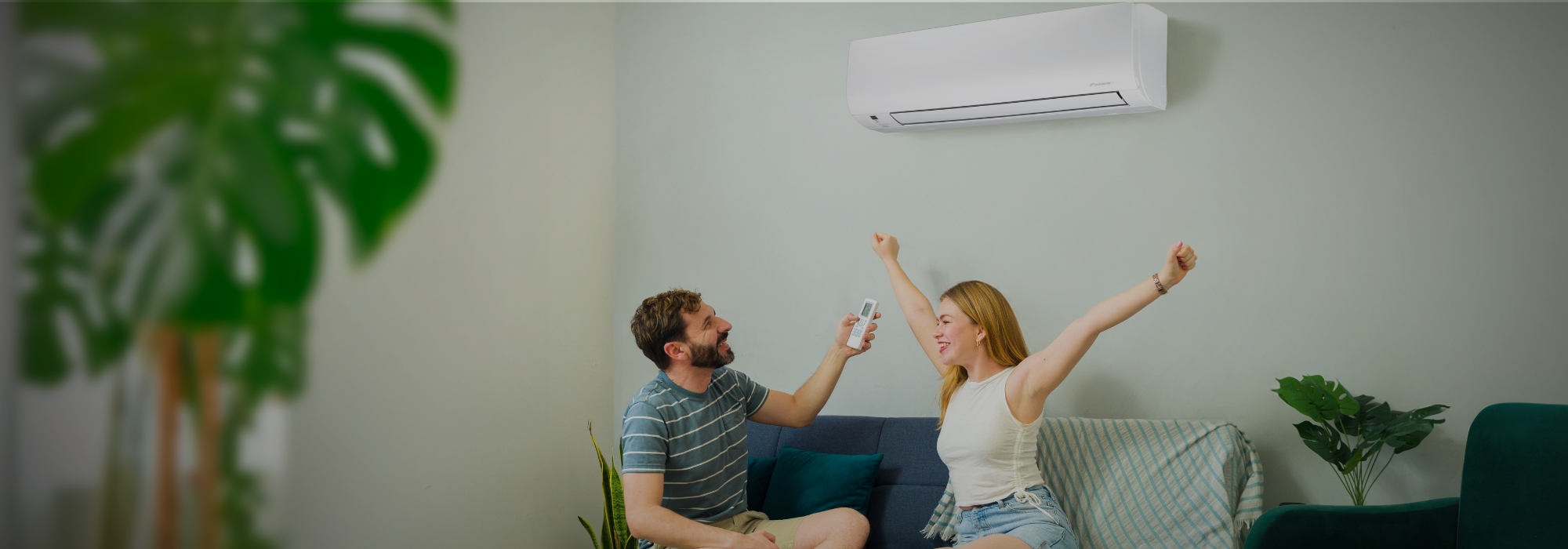 Zwei Personen vor einer Klimaanlage